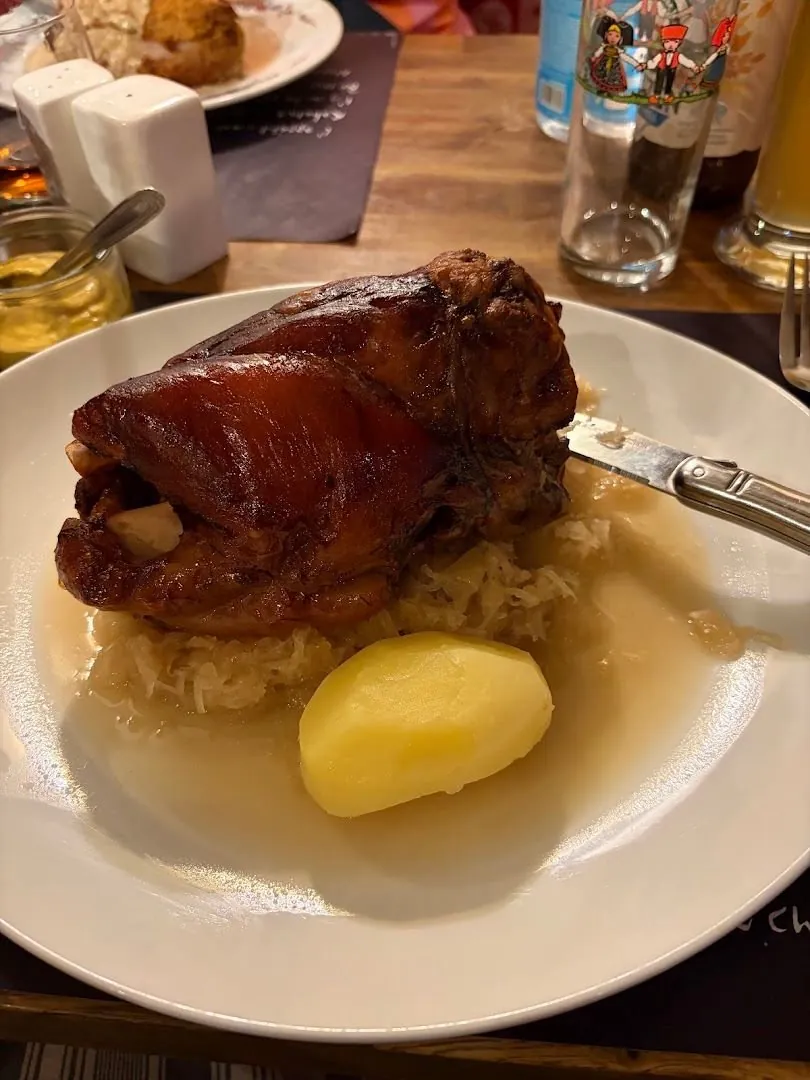 Jarret braisé sur choucroute, pomme de terre