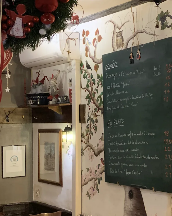 L'ardoise du Cruchon accrochée sous la fresque