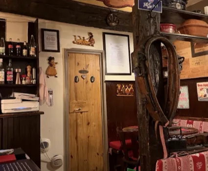 Le comptoir et la porte en bois